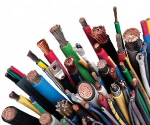 В чем основное различие между проводами и кабелями?